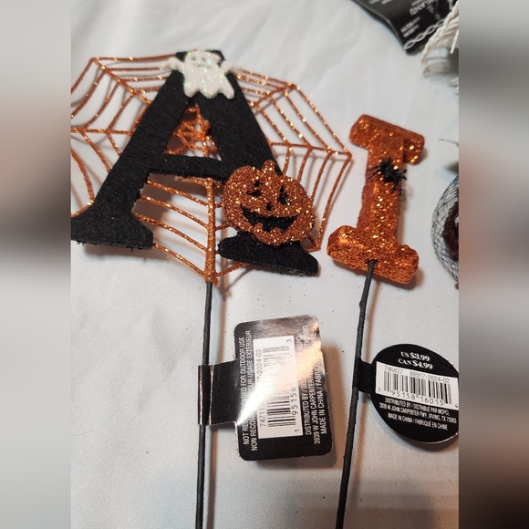7 Piece Halloween Lot- Fake Bugs, Letters - Picture 5 of 5